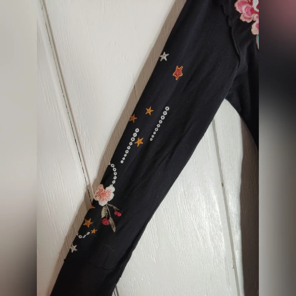 CLEAN & EUC!! JOHNNY WAS, Embroidered Floral, Celestial Top. Size XS - Picture 5 of 9